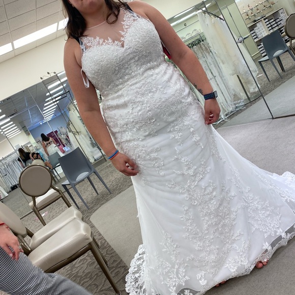 Wedding dress only tried on once - Picture 3 of 6